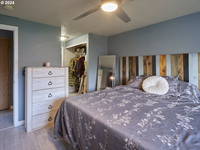 bedroom featuring ceiling fan, a closet, and a textured ceiling