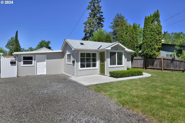 view of front of property featuring a patio and a front lawn