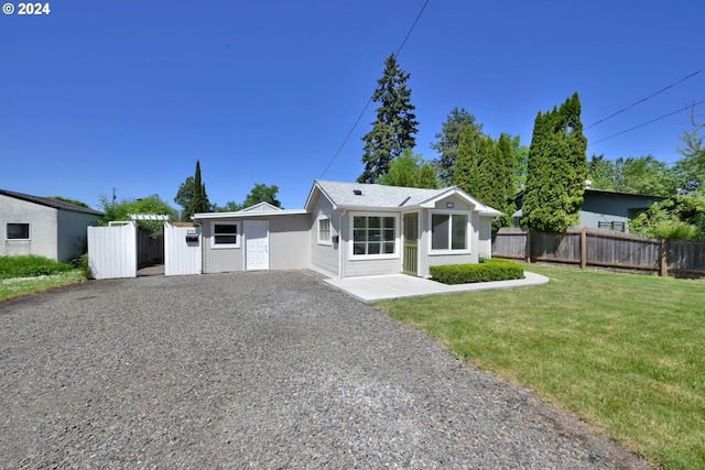 single story home featuring a front lawn