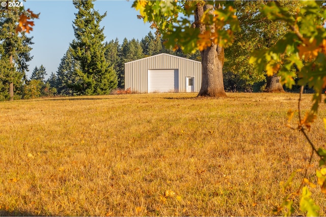 view of yard with an outdoor structure and a garage