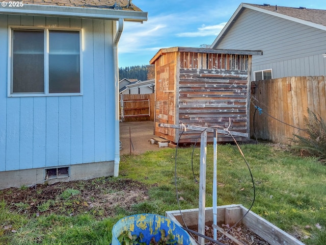 view of yard with a storage unit