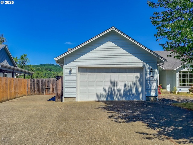 1739 Aspen Run Ave, Sutherlin, OR 97479 - garage with driveway