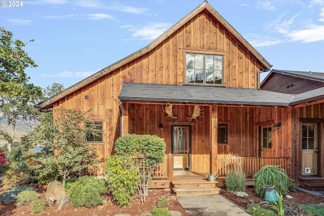 view of front of property featuring a porch