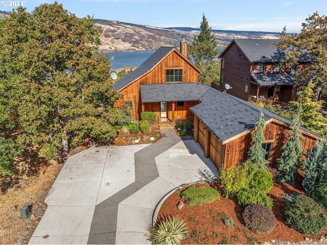 view of front of house featuring a garage and a mountain view