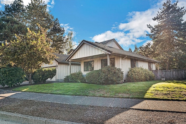 view of front of house featuring a front yard