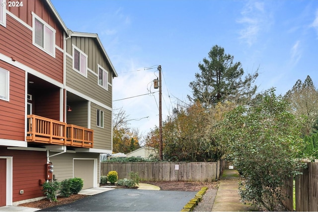 view of yard with a garage