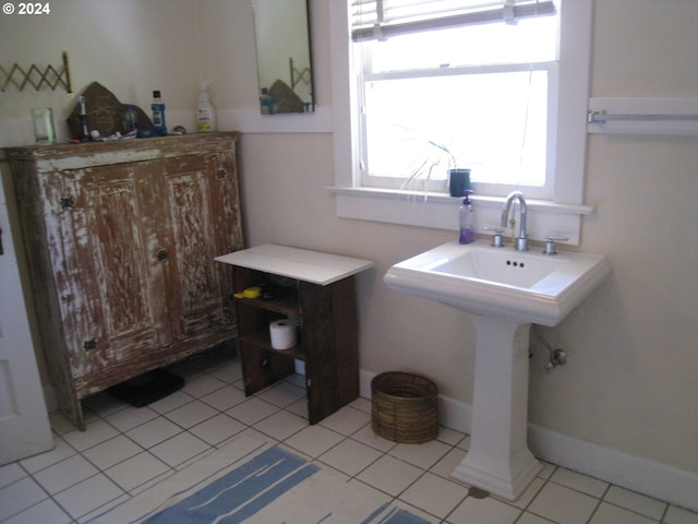 bathroom featuring a sink, baseboards, and tile patterned floors