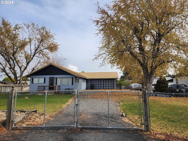 view of front of house featuring a front lawn