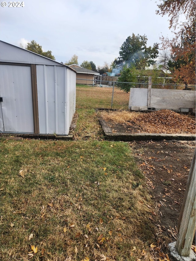 view of yard featuring a storage unit