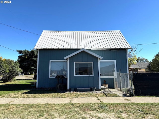 view of front of house with a front yard