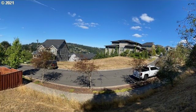 Listing photo 3 for 13501 SE Mountain Crest Dr, Happy Valley OR 97086