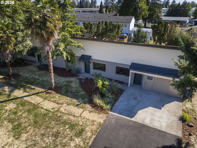 view of front of property featuring a front yard