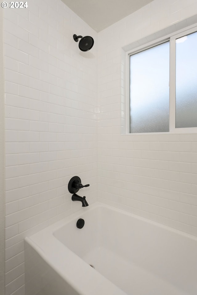 bathroom with tiled shower / bath