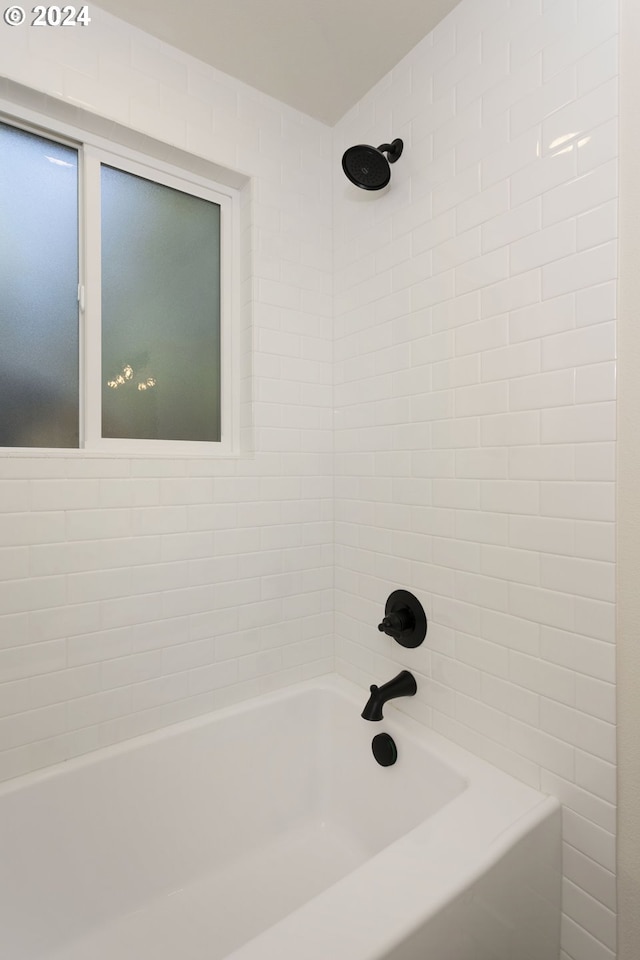 bathroom with tiled shower / bath combo