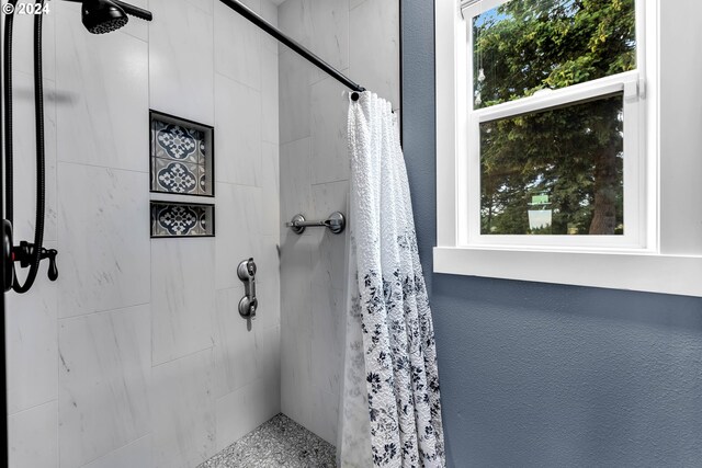 bathroom featuring a wealth of natural light and walk in shower