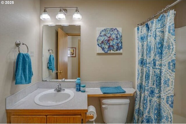 full bath with toilet, vanity, and a shower with shower curtain