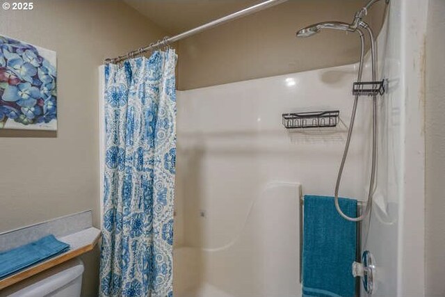 full bathroom featuring toilet and a shower with shower curtain
