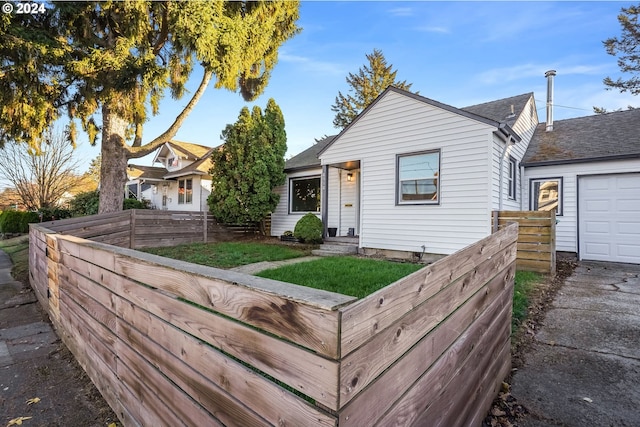 view of front of home with a front lawn