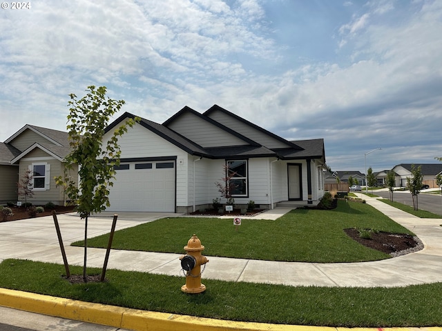 view of front facade featuring a garage and a front yard