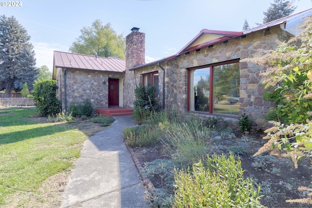 view of front of house with a front lawn