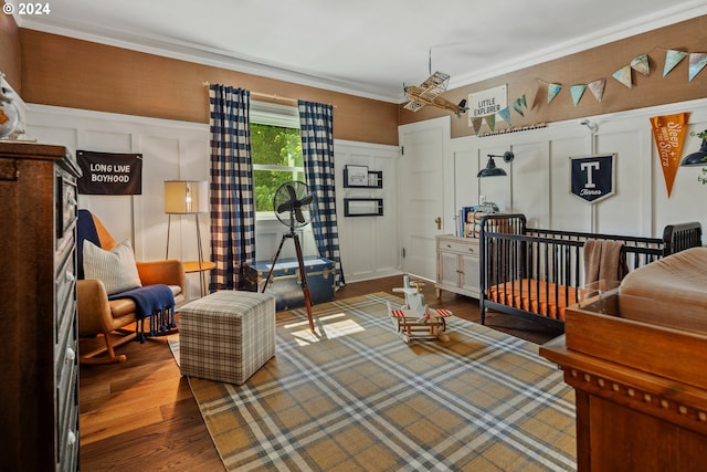 living room with crown molding and hardwood / wood-style floors