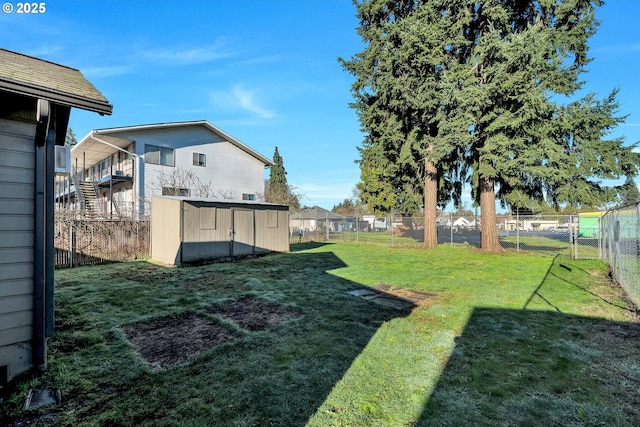 view of yard featuring a storage unit