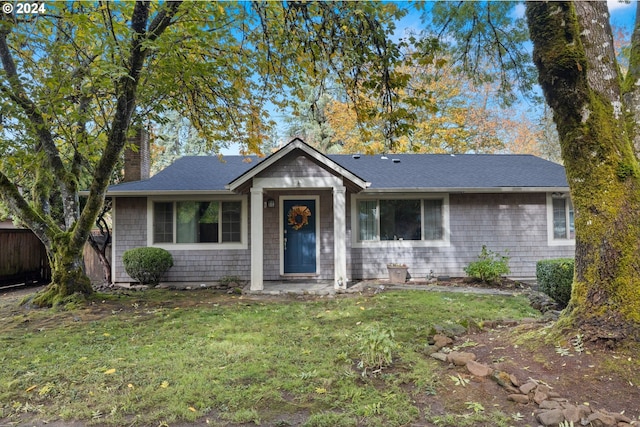 view of front of home featuring a front yard