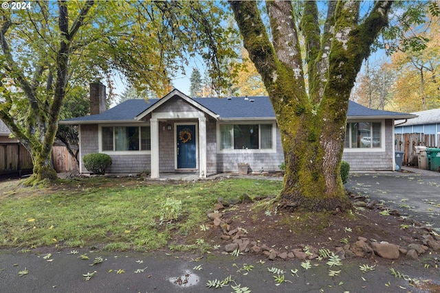 view of front of property featuring a front lawn