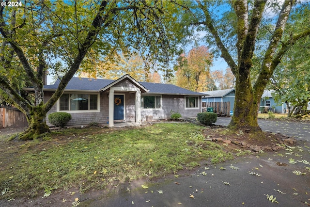 single story home with a front lawn