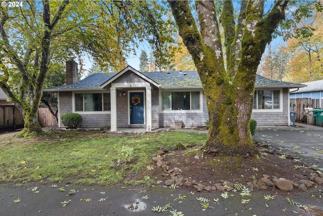 view of front of house featuring a front yard