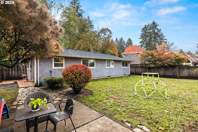 view of yard featuring a patio