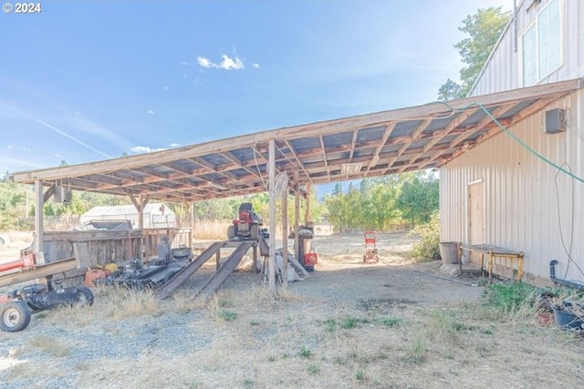 view of yard featuring an outdoor structure