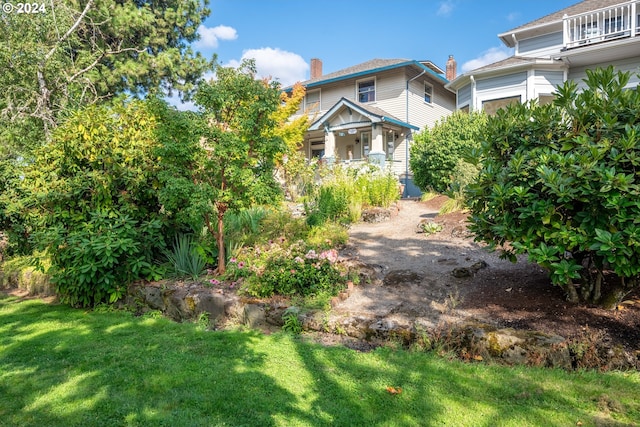 view of front of house featuring a front yard