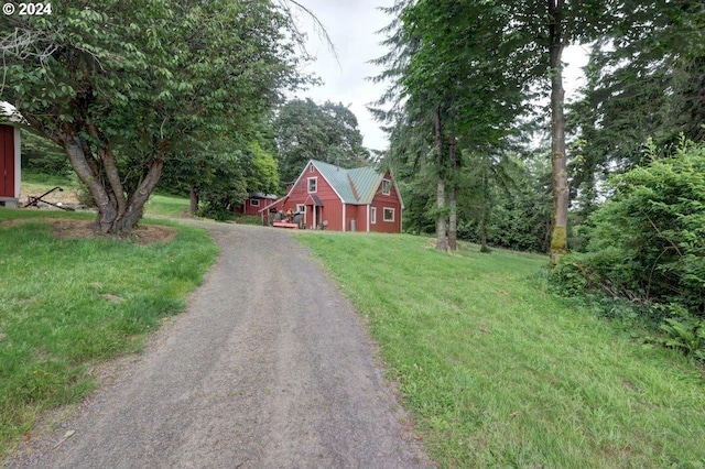 view of front facade featuring a front lawn