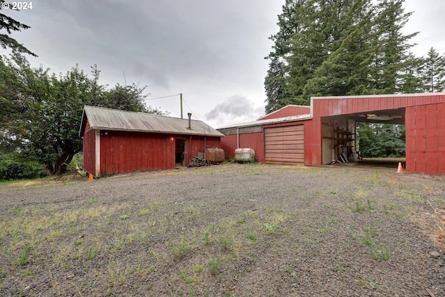 view of yard featuring an outdoor structure