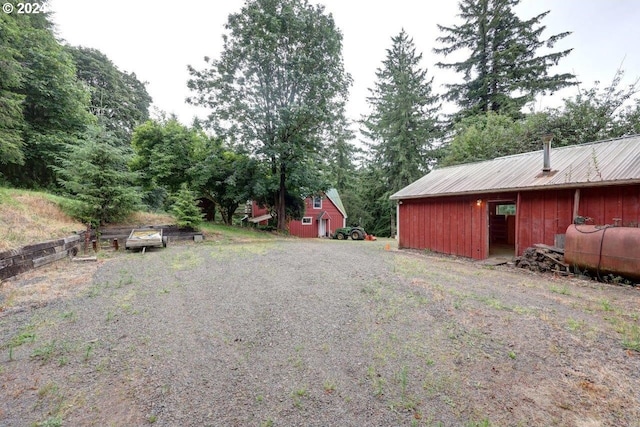 view of yard with an outbuilding