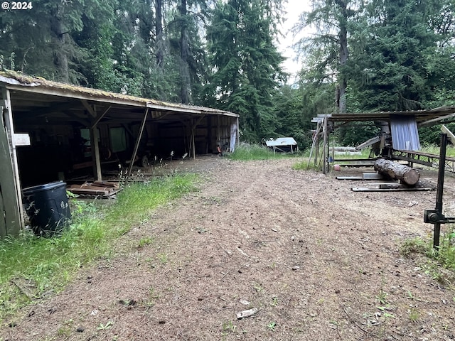 view of yard featuring an outdoor structure