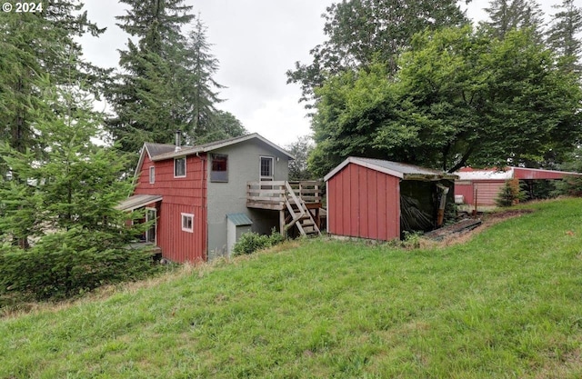 view of yard with an outdoor structure