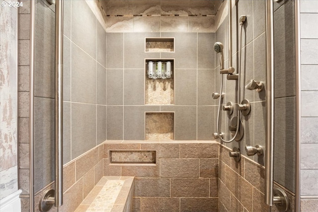 bathroom featuring tiled shower