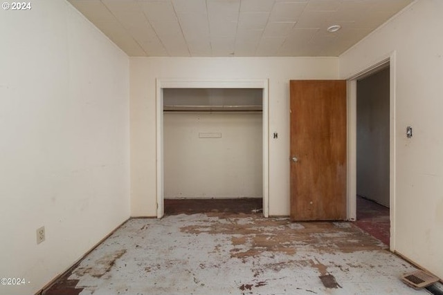 unfurnished bedroom featuring a closet