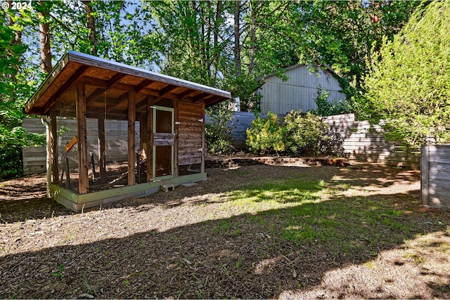 view of yard featuring an outbuilding