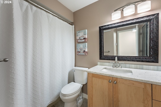 full bath with toilet, baseboards, a shower with shower curtain, and vanity