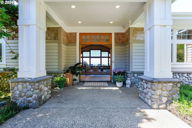 property entrance featuring a porch