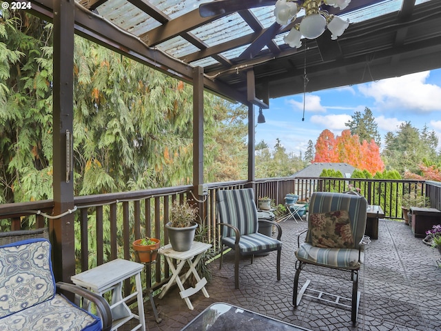 sunroom / solarium featuring ceiling fan