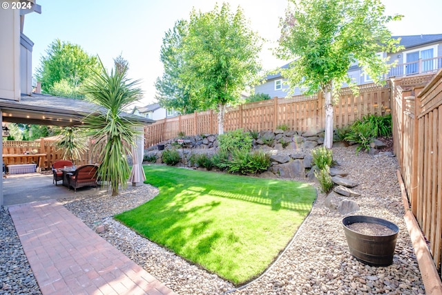 view of yard featuring a patio area