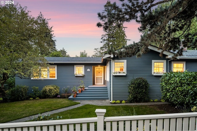 view of front of property featuring a yard