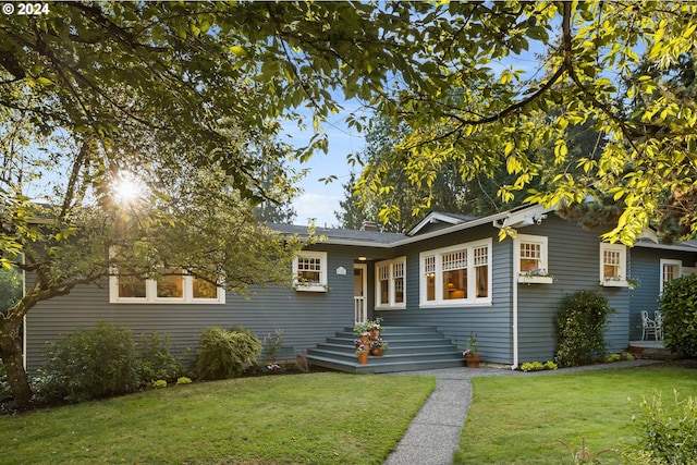 view of front facade with a front lawn