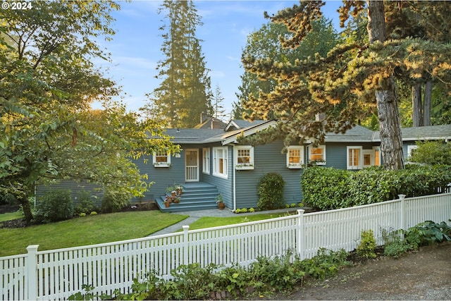 view of front facade with a front lawn