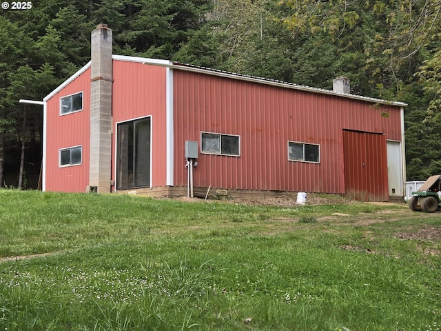 view of pole building featuring a yard
