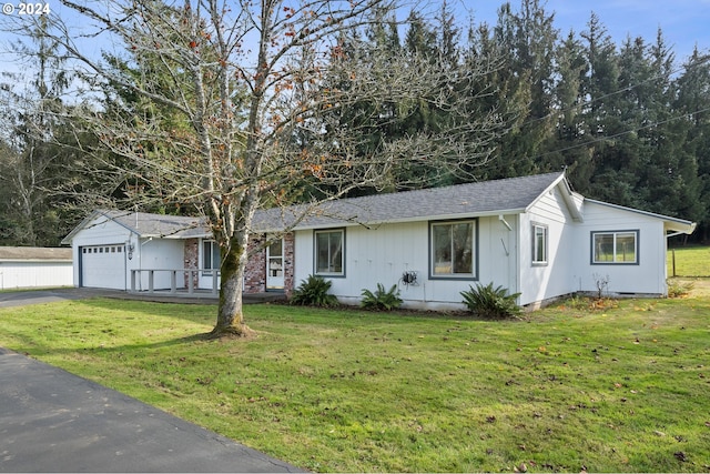 view of front of home featuring a front lawn and a garage